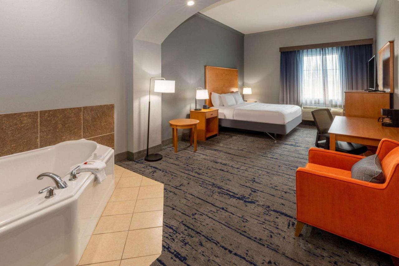 La Quinta By Wyndham Bridgeport Hotel Buitenkant foto