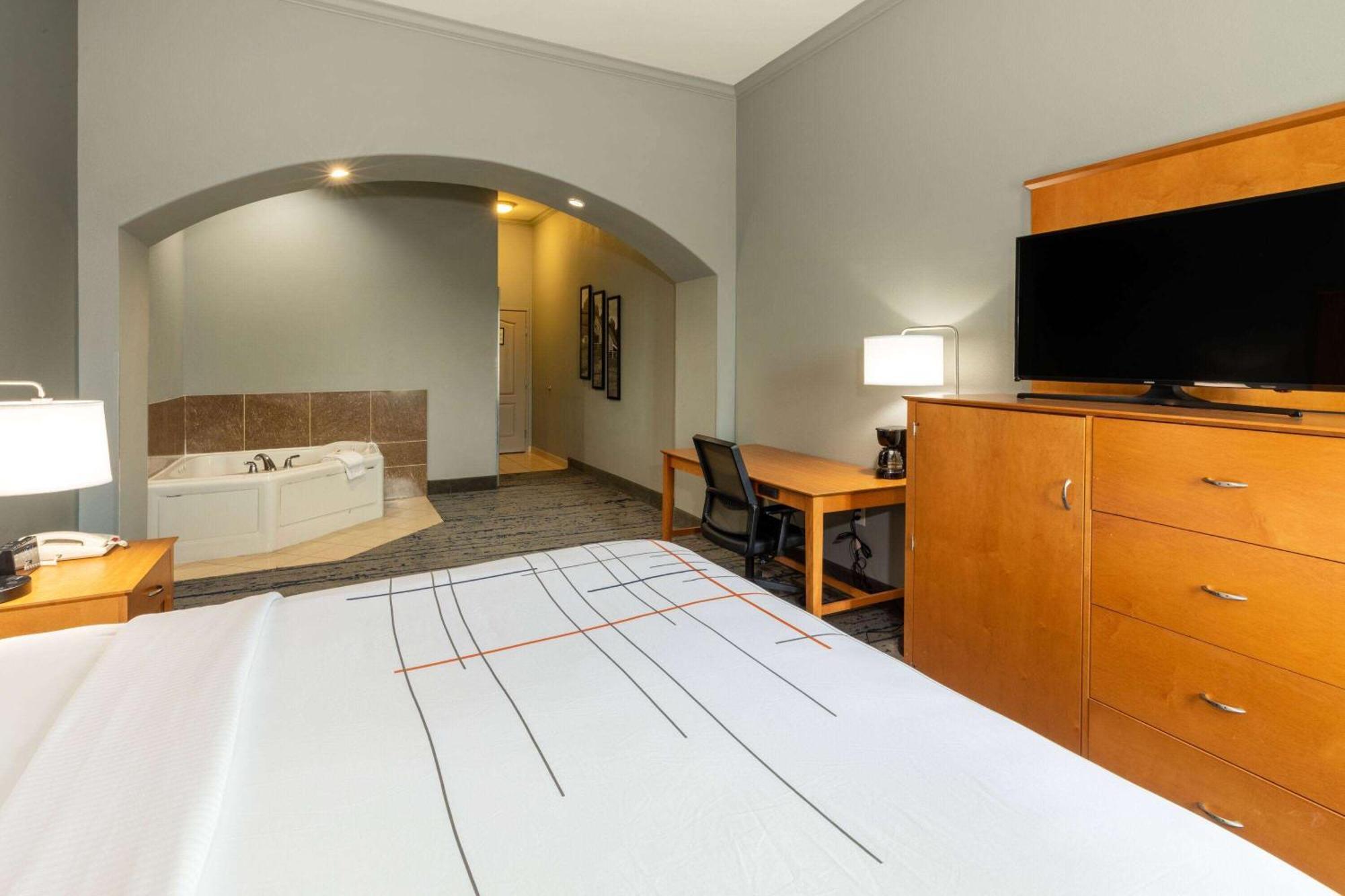 La Quinta By Wyndham Bridgeport Hotel Buitenkant foto