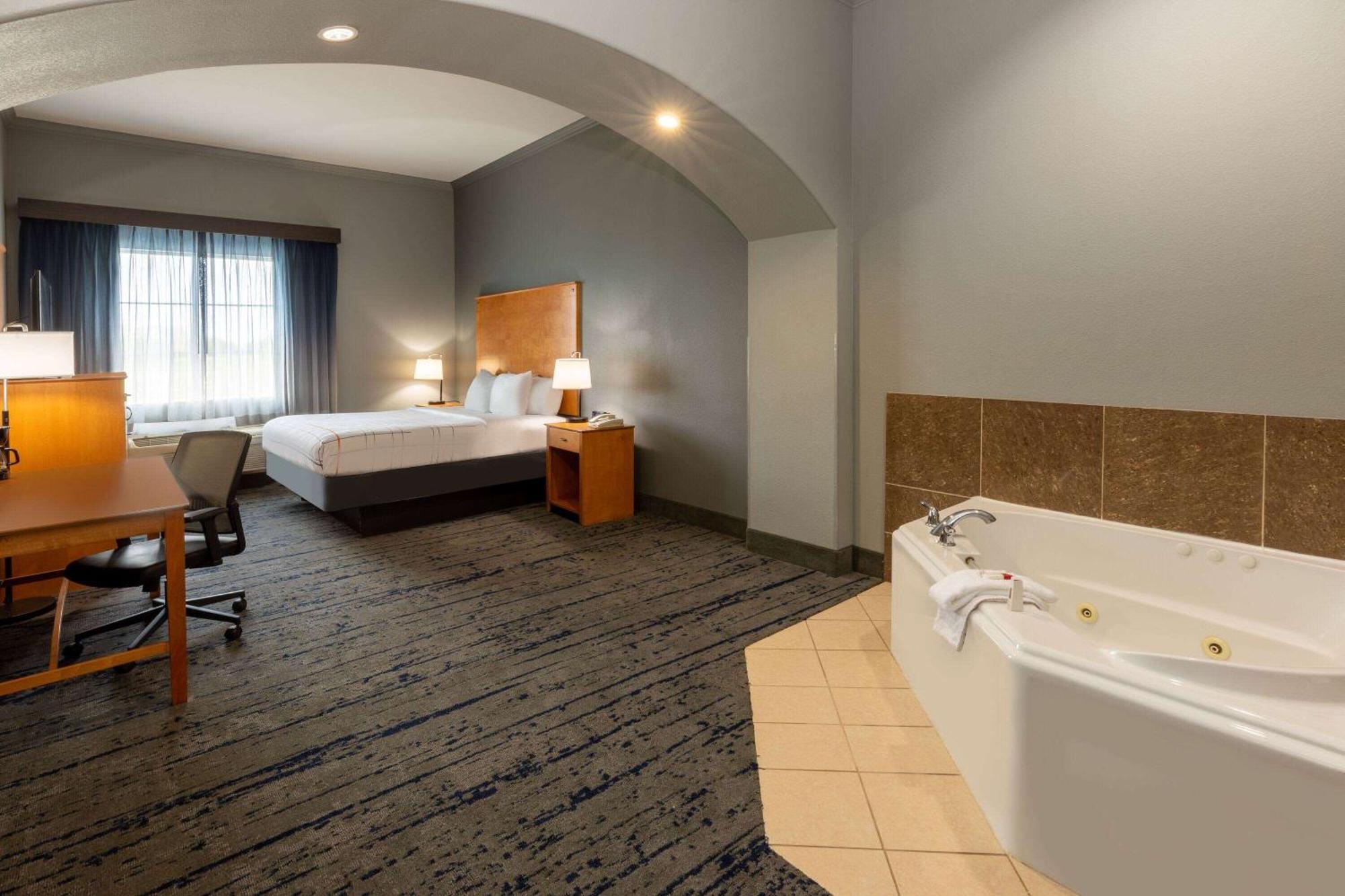 La Quinta By Wyndham Bridgeport Hotel Buitenkant foto